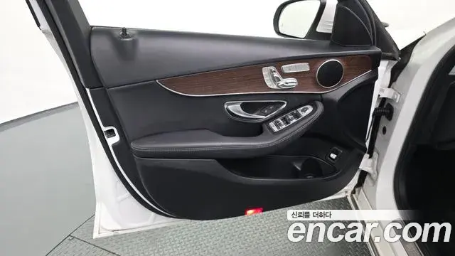 Mercedes-Benz C-Class 2020 — ფოტო 27/30
