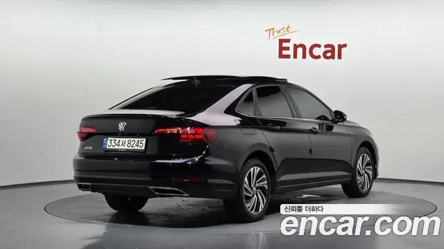 Volkswagen Jetta 2021 — ფოტო 7/31