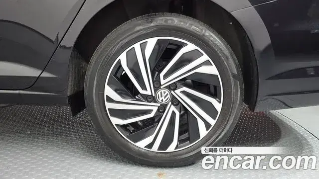 Volkswagen Jetta 2021 — ფოტო 20/31