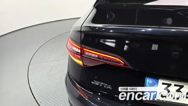 Volkswagen Jetta 2021 — ფოტო 16/31