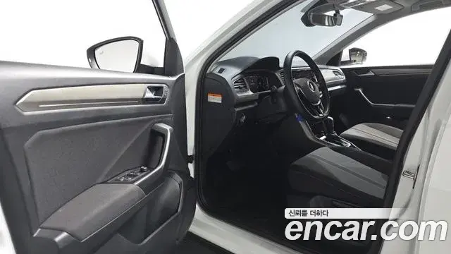 Volkswagen T-Roc 2021 — Photo 9/32