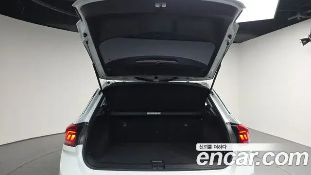 Volkswagen T-Roc 2021 — Photo 19/32