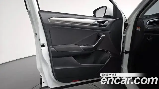 Volkswagen T-Roc 2021 — Photo 24/32