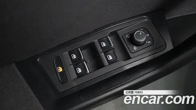 Volkswagen T-Roc 2021 — Photo 28/32