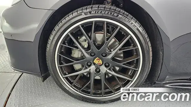 Porsche Panamera 2018 — Фото 4/20