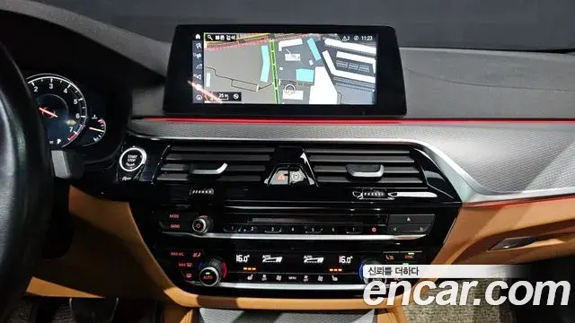 BMW 5 Series 2018 — Фото 12/20