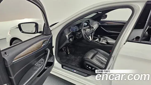 BMW 5 Series 2018 — Фото 10/20
