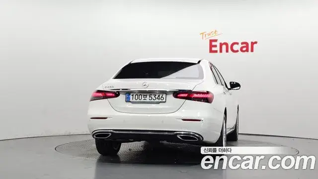 Mercedes-Benz E-Class 2023 — Фото 4/20