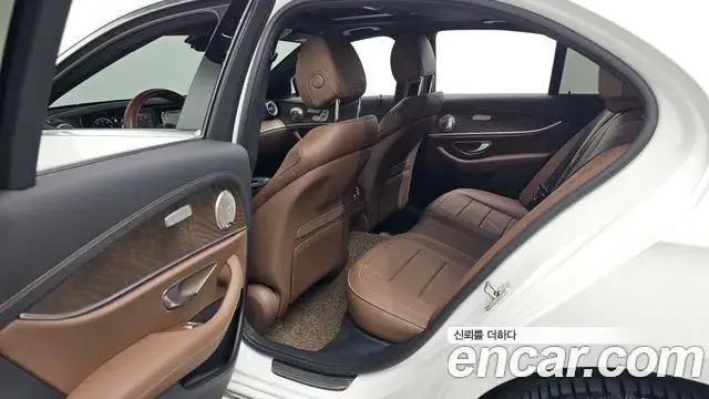 Mercedes-Benz E-Class 2023 — Фото 12/20