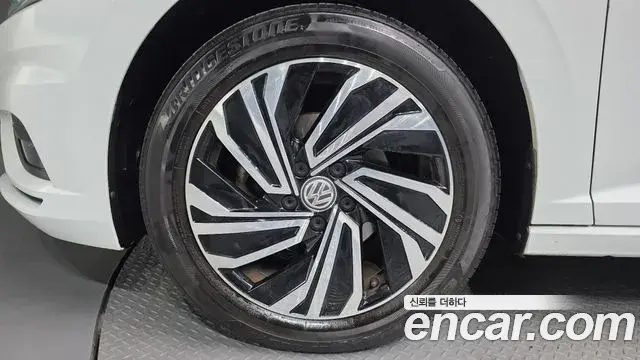 Volkswagen Jetta 2021 — Photo 6/33