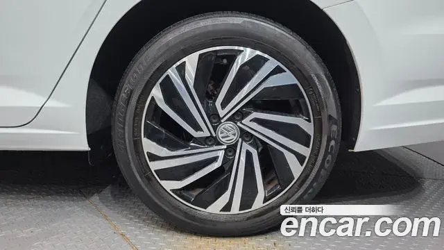 Volkswagen Jetta 2021 — Photo 28/33