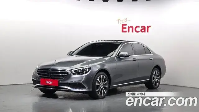 Mercedes-Benz E-Class 2021 — Photo 1/20