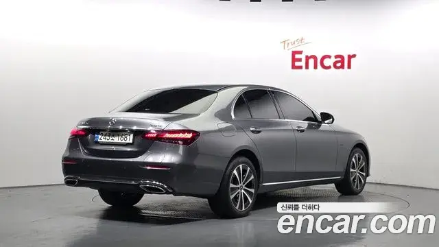 Mercedes-Benz E-Class 2021 — Photo 2/20