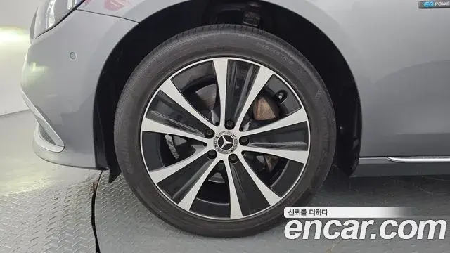 Mercedes-Benz E-Class 2021 — Photo 5/20