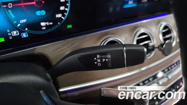 Mercedes-Benz E-Class 2021 — Photo 9/20