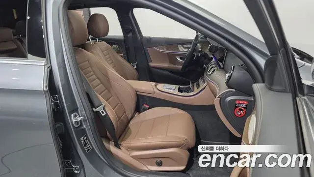 Mercedes-Benz E-Class 2021 — Photo 12/20