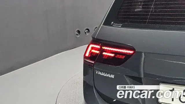 Volkswagen Tiguan 2018 — Şəkil 13/34