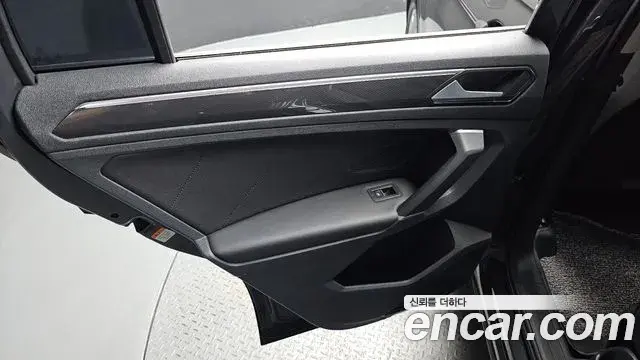 Volkswagen Tiguan 2018 — Şəkil 33/34