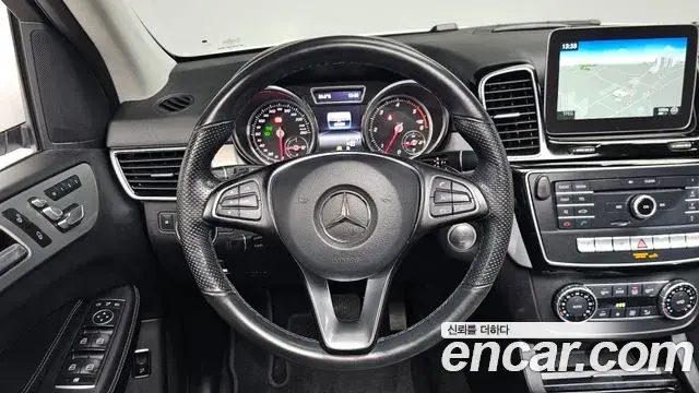 Mercedes-Benz GLE-Class 2018 — ფოტო 19/34