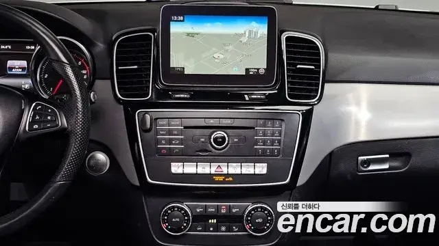 Mercedes-Benz GLE-Class 2018 — ფოტო 31/34