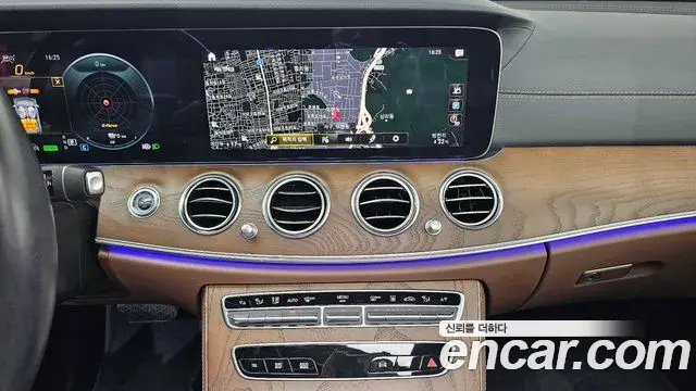 Mercedes-Benz E-Class 2021 — Фото 13/20