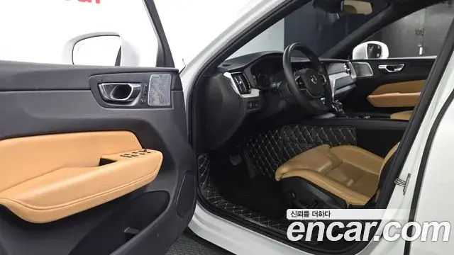 Volvo XC60 2019 — Фото 10/20