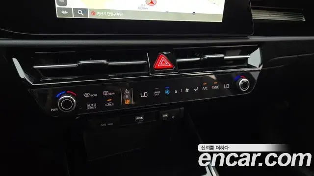 Kia Niro 2022 — ფოტო 8/33