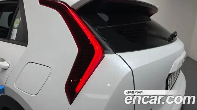 Kia Niro 2022 — ფოტო 14/33