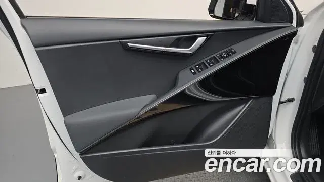 Kia Niro 2022 — ფოტო 27/33
