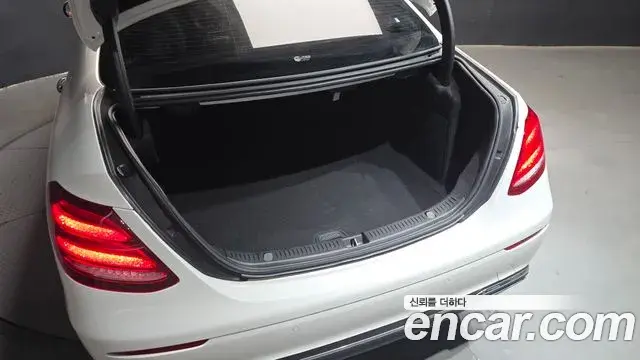Mercedes-Benz E-Class 2020 — Фото 20/20