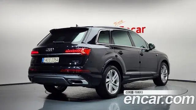 Audi Q7 2021 — Фото 1/20