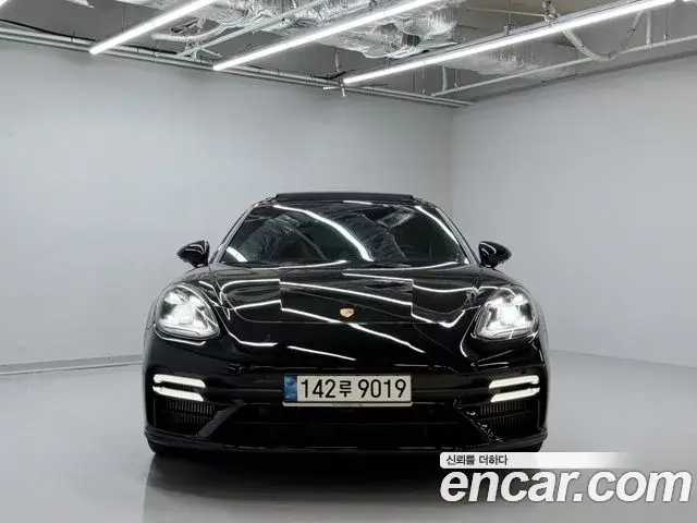 Porsche Panamera 2021 — Фото 1/20