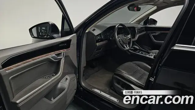 Volkswagen Touareg 2020 — Şəkil 29/36