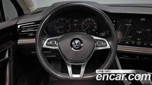 Volkswagen Touareg 2020 — Şəkil 28/36