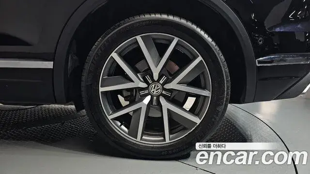 Volkswagen Touareg 2020 — Şəkil 32/36