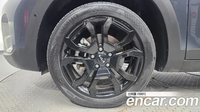 Kia Seltos 2023 — ფოტო 27/30