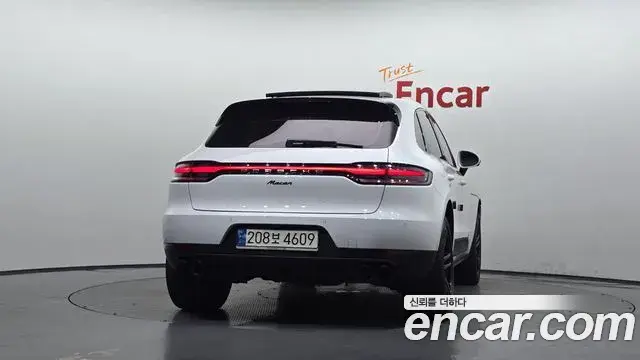 Porsche Macan 2021 — ფოტო 32/34