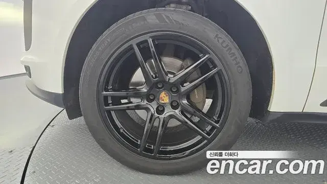 Porsche Macan 2021 — ფოტო 14/34