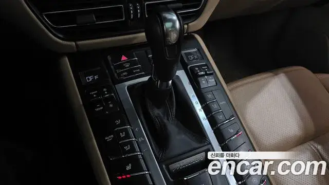 Porsche Macan 2021 — ფოტო 19/34