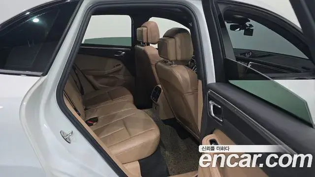 Porsche Macan 2021 — ფოტო 15/34