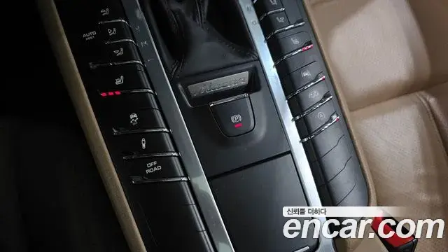 Porsche Macan 2021 — ფოტო 25/34