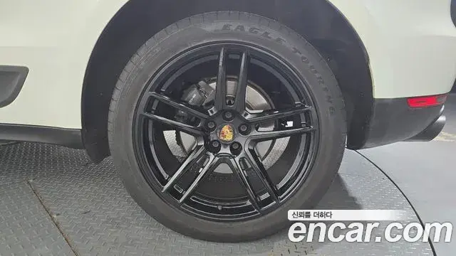 Porsche Macan 2021 — ფოტო 7/34