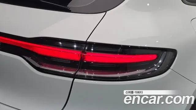 Porsche Macan 2021 — ფოტო 33/34
