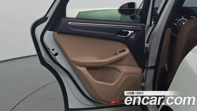 Porsche Macan 2021 — ფოტო 10/34