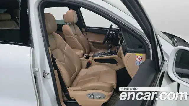 Porsche Macan 2021 — ფოტო 13/34