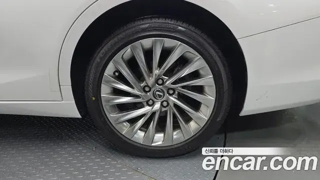 Lexus ES300h 2022 — Photo 21/32