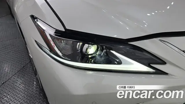 Lexus ES300h 2022 — Photo 2/32