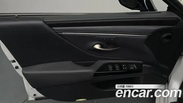 Lexus ES300h 2022 — Photo 13/32