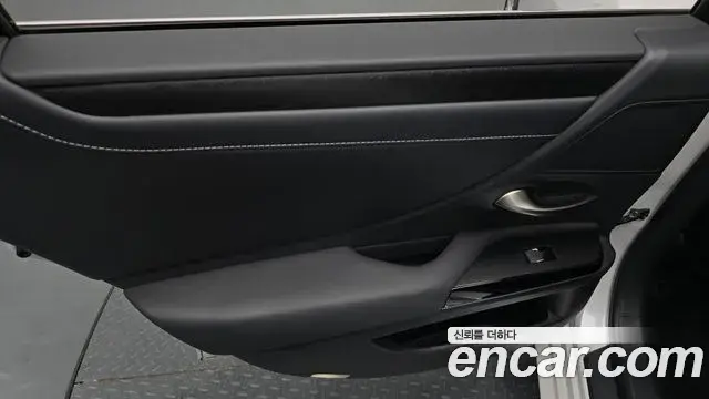Lexus ES300h 2022 — Photo 26/32