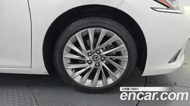 Lexus ES300h 2022 — Photo 5/32